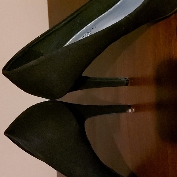 Black Pointed Toe Heels - Picture 2 of 5